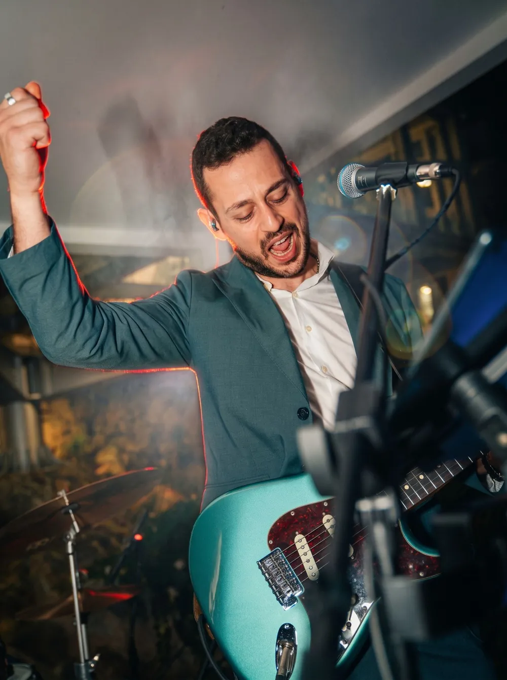 Marco canta e suona la chitarra