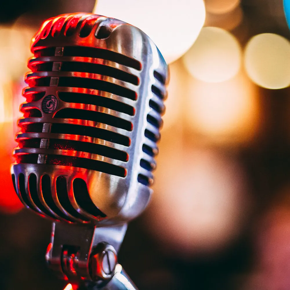 Microfono vintage su un palco illuminato