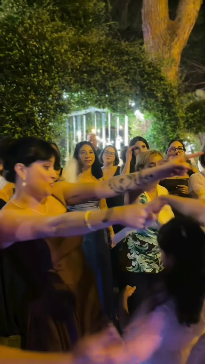 Invitati che ballano in cerchio
