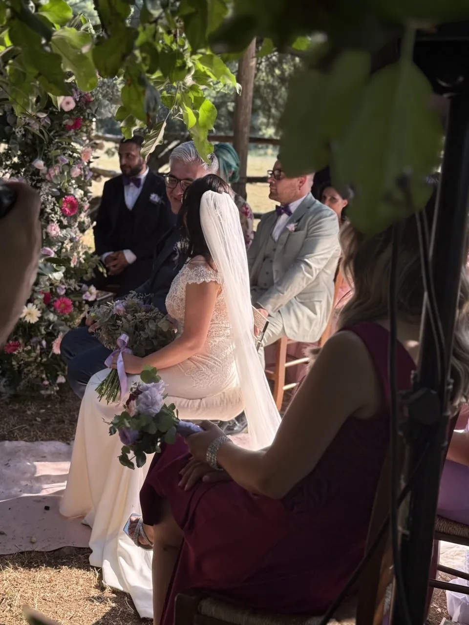 La sposa durante una cerimonia all'aperto