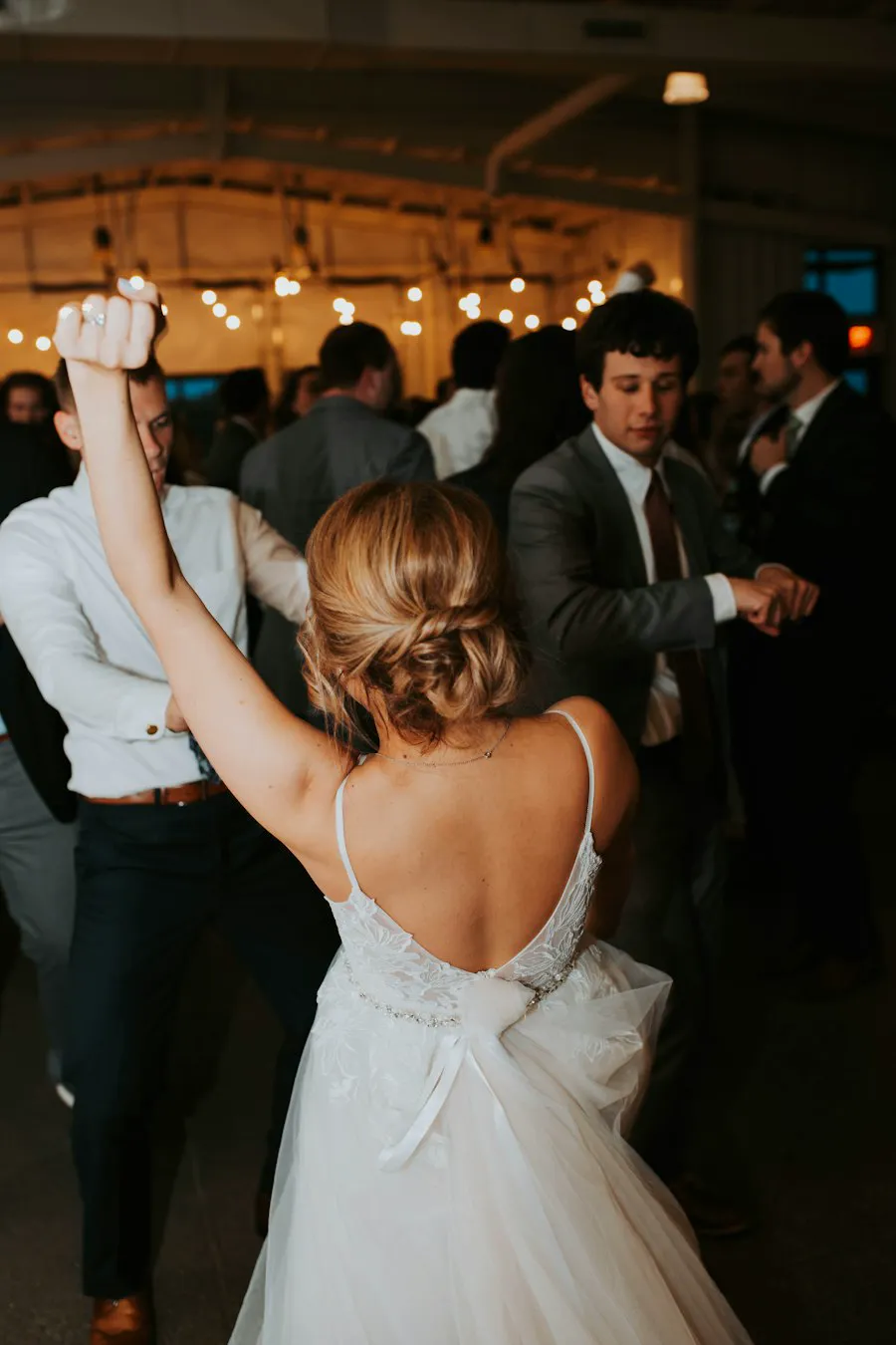 La sposa balla a braccia alzate tra gli invitati