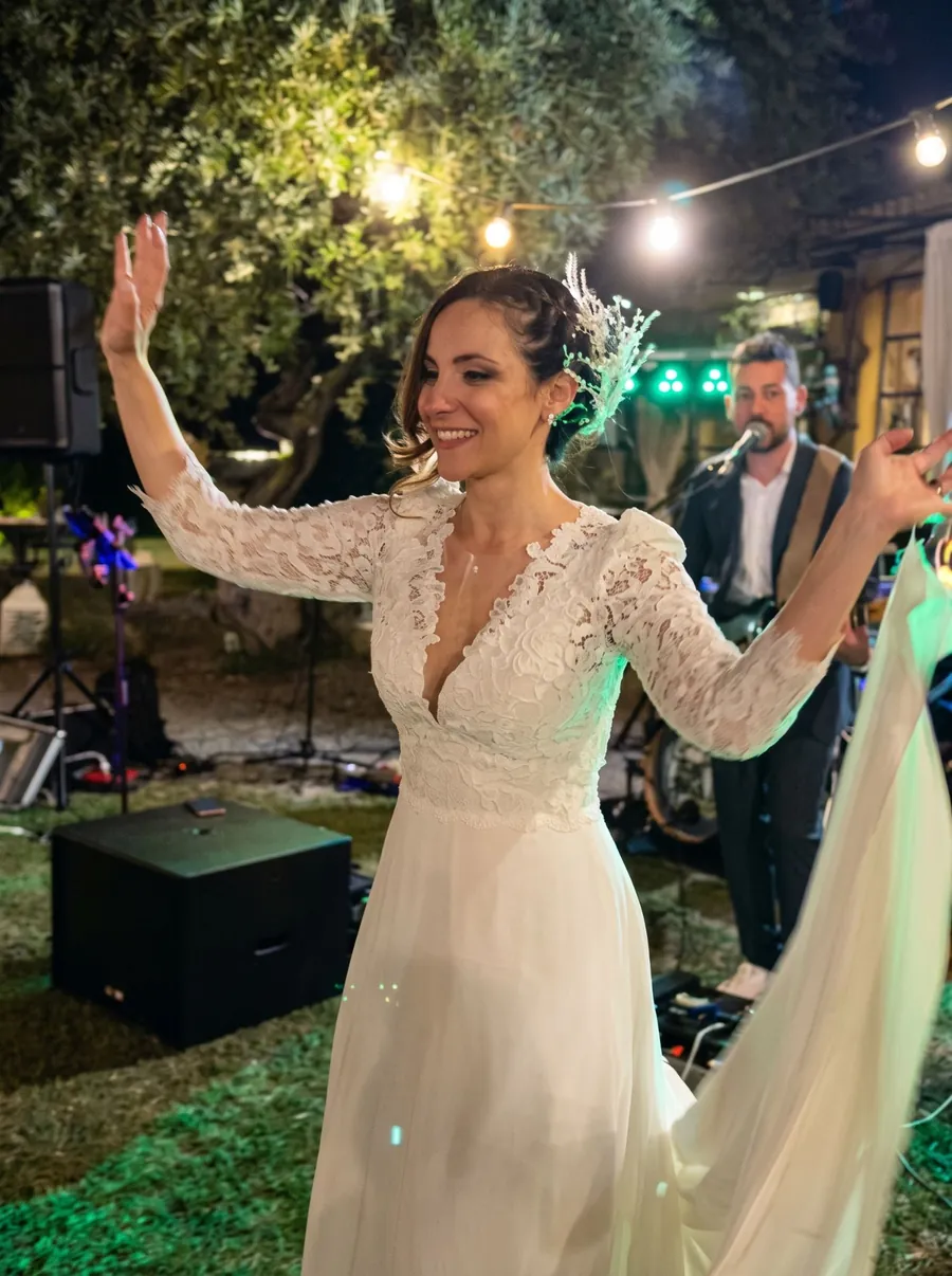 La sposa balla davanti alla band